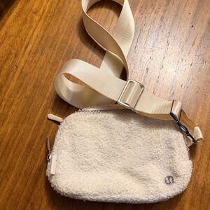 Lululemon Everywere Belt Bag Fleece Cream